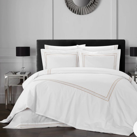 Chic Home Designs Other - Chic Designs Alexander Duvet Set Queen in Gold